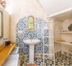 Romeo Treehouse Bathroom